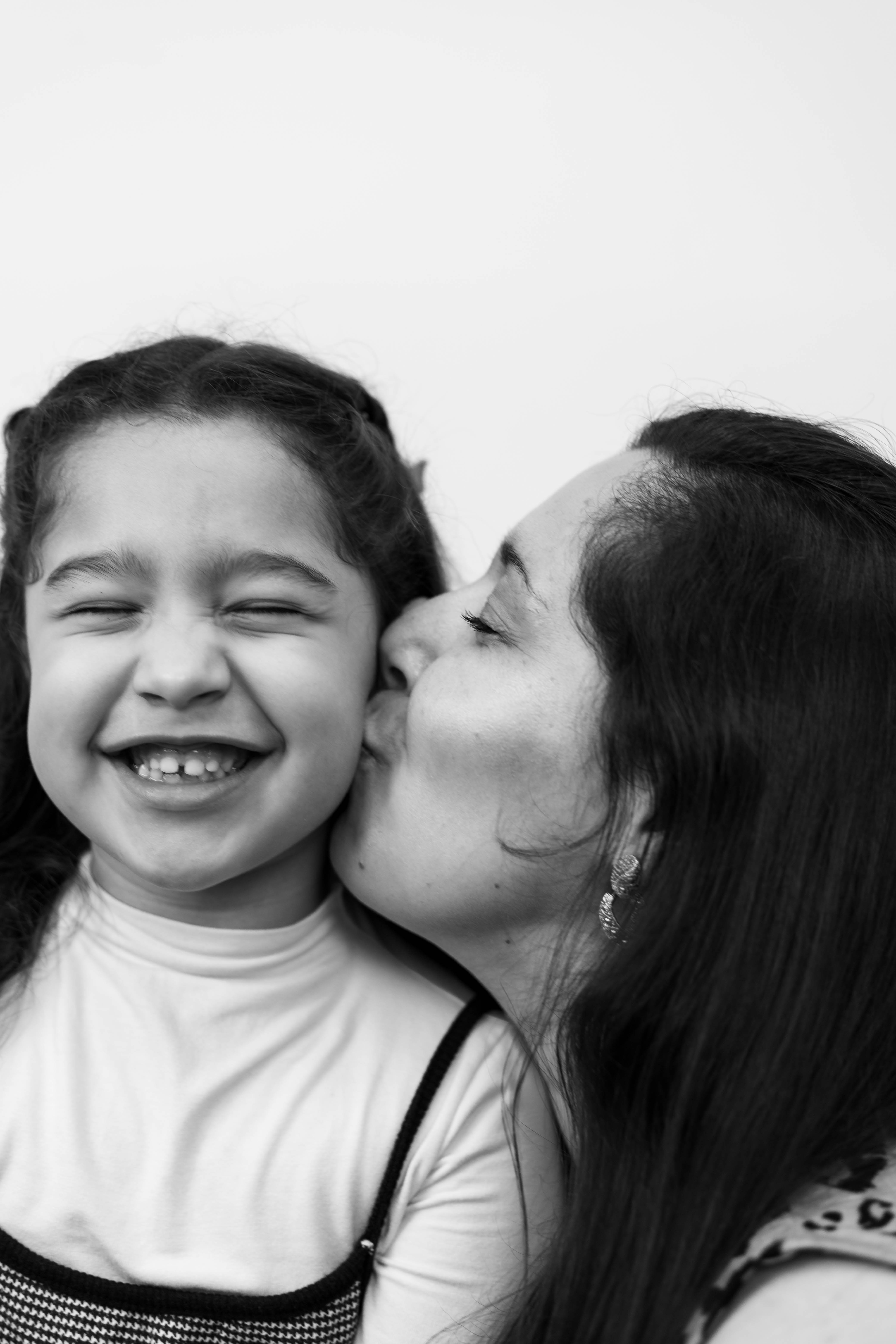 Mãe e filha em um momento de afeto