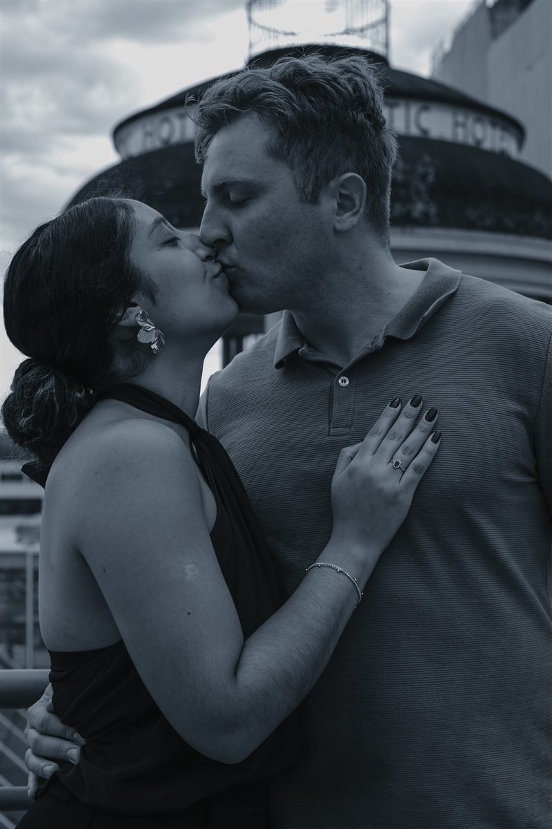 Casal se beijando em um retrato em preto e branco