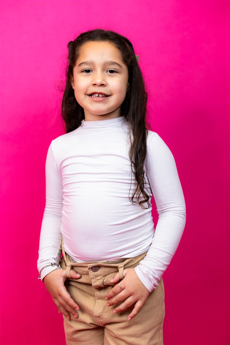 Retrato infantil sobre fundo rosa intenso